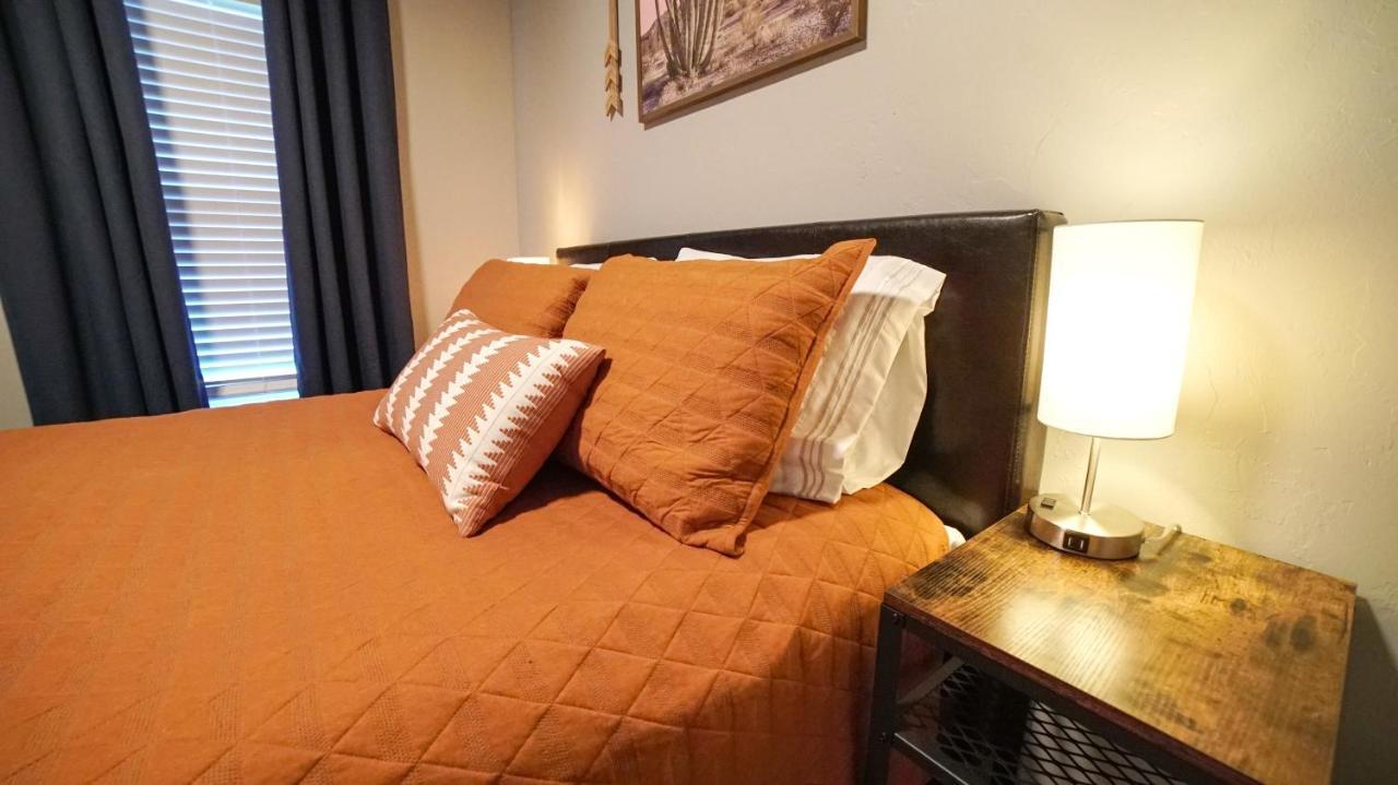 Rock & Roll House, Fiber Internet, Roku Tv, Washer & Dryer, By Dt Chickasha & Leg Lamp! Εξωτερικό φωτογραφία