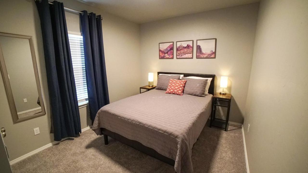 Rock & Roll House, Fiber Internet, Roku Tv, Washer & Dryer, By Dt Chickasha & Leg Lamp! Εξωτερικό φωτογραφία